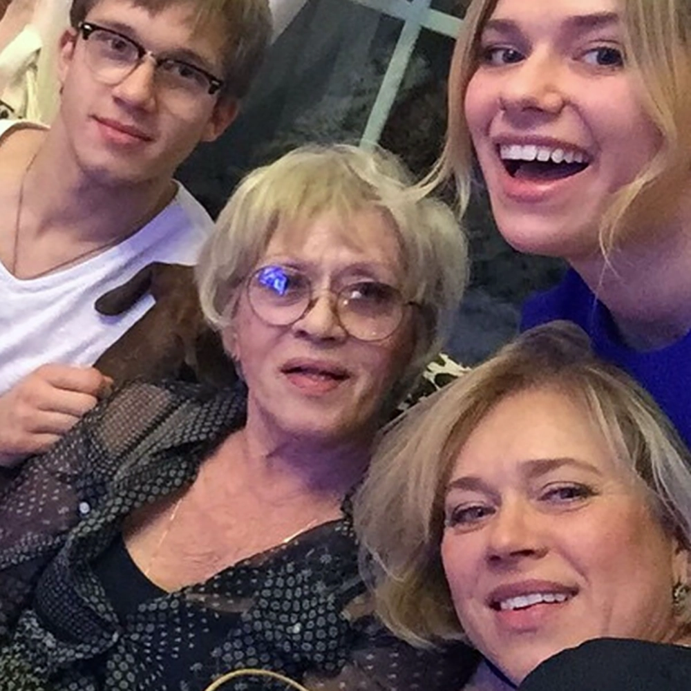 Алиса Фрейндлих с дочкой Варварой и внуками.