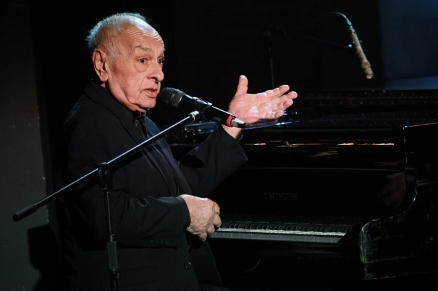 Музыкант Левон Оганезов выступает на вечере-открытии