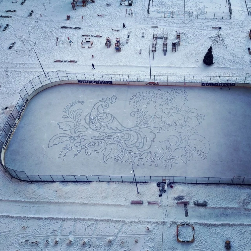 При любой возможности художник идёт на каток, чтобы создать очередную картину на радость соседям..