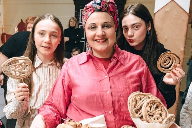 Семья зеленовских на Масленице в театре.