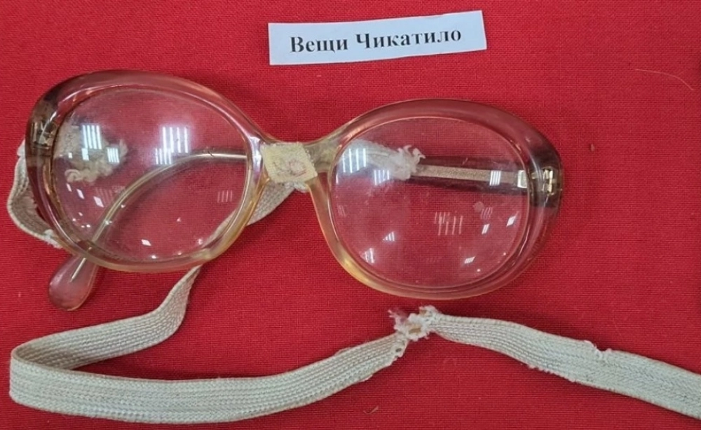 Очки в потёртой оправе с зашитой резинкой.