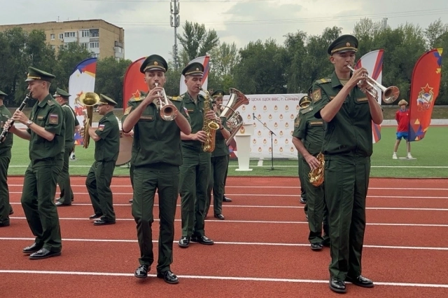 Военный оркестр 15-й гвардейской бригады выступил для гостей праздника.