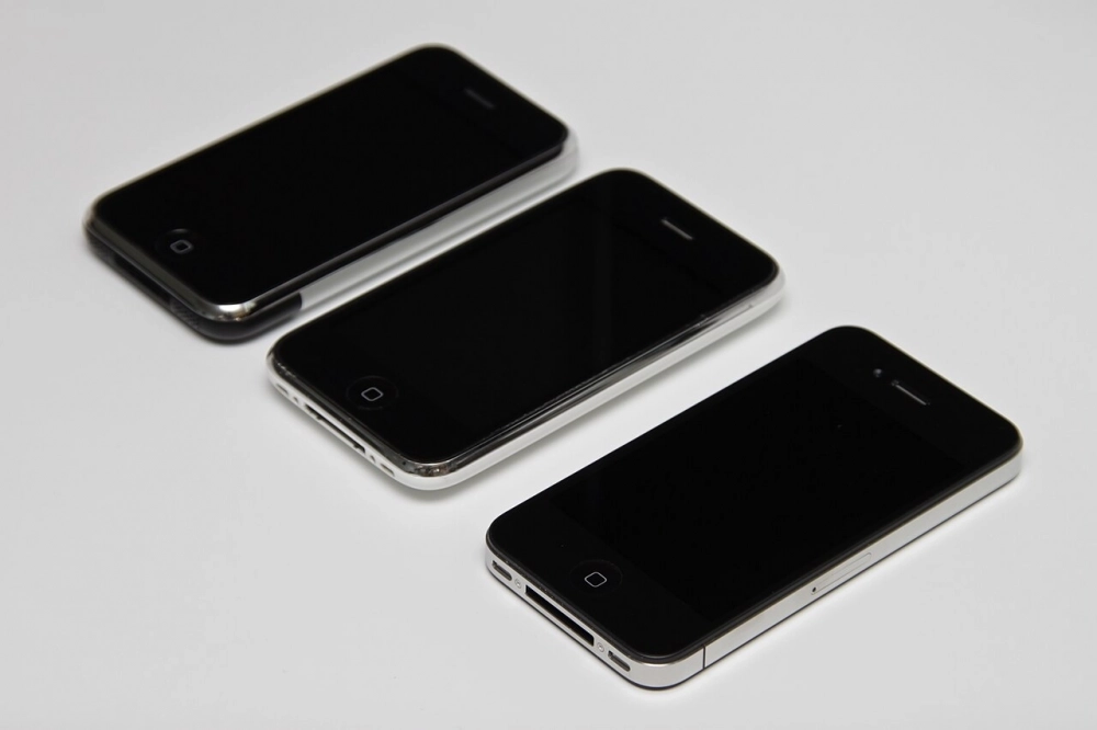 Слева направо: оригинальный iPhone, iPhone 3G, iPhone 4.