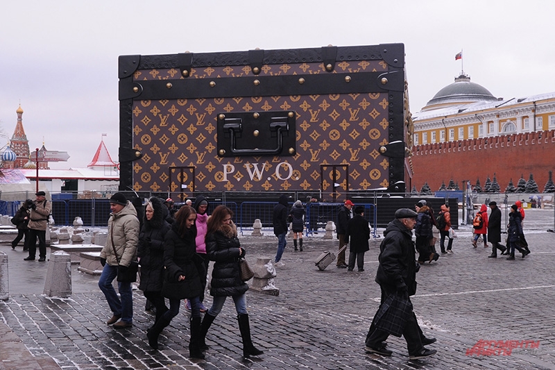 Павильон в виде чемодана Louis Vuitton на Красной площади в Москве