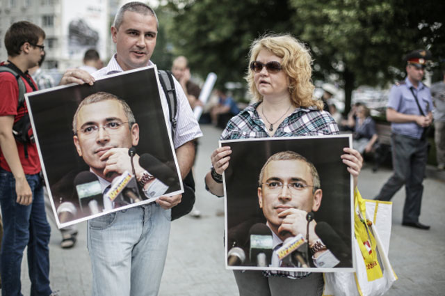 Участники митинга оппозиции в честь 50-летнего юбилея экс-главы ЮКОСа Михаила Ходорковского на Тверском бульваре