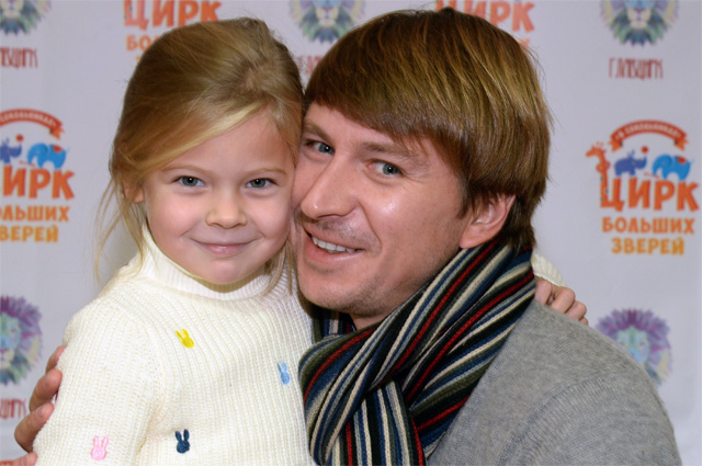Алексей Ягудин с дочерью Лизой.