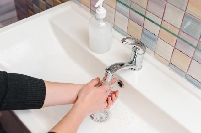 Самостоятельно справиться с ситуацией можно, если ломкость появилась недавно и совпадает с понятным триггером. Например, после частого контакта с водой и бытовой химией, агрессивного маникюра или снятия гель лака.