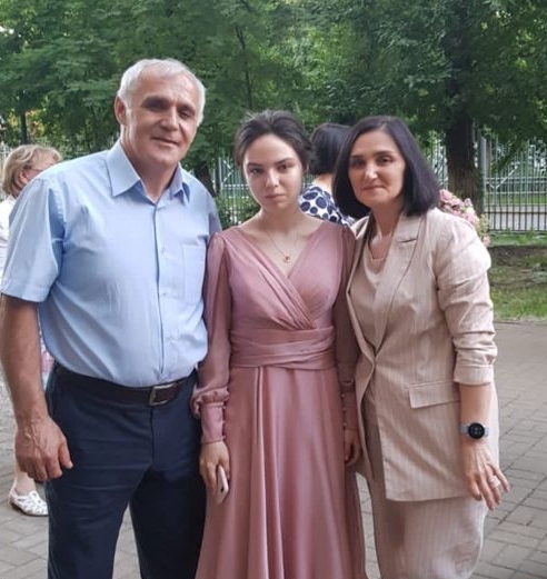 Дочь Мадина только окончила школу и поступила в московский вуз.