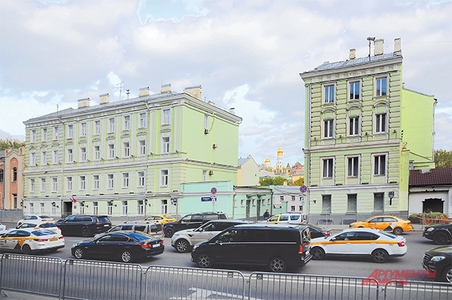 В середину этого дома на Моховой в 1941 году попала немецкая бомба. Пролом не стали заделывать,  теперь сквозь него видны соборы Кремля.