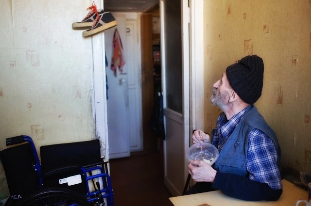 78-летний инвалид-колясочник Николай Тимофеевич, в квартире которого возле входной двери на гвоздике висят подвешенные на шнурках спортивные кеды, как символ несбывшейся мечты – заниматься спортом.