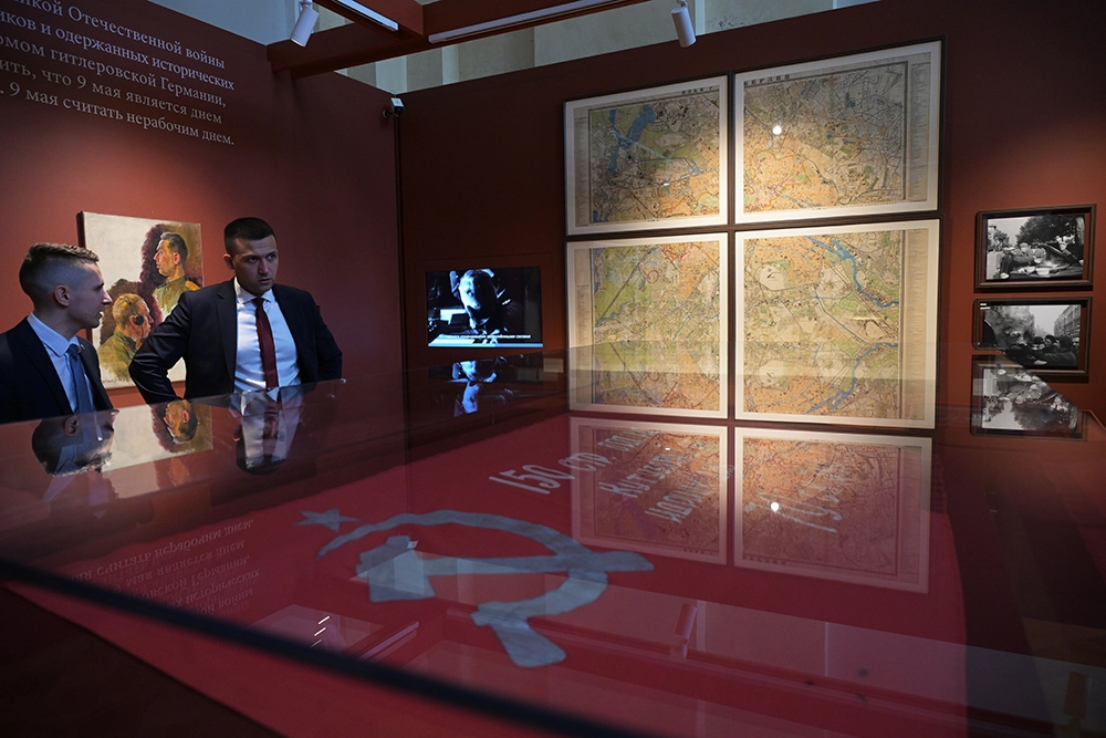 На экспозиции можно увидеть более 500 архивных документов и 700 музейных экспонатов, показывающих вклад советского народа в Победу над нацистской Германией.