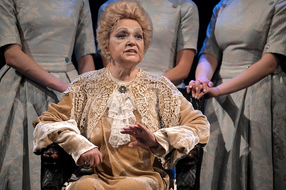 Валентина Талызина в роли графини Анны Федотовны в сцене из спектакля «Пиковая дама».