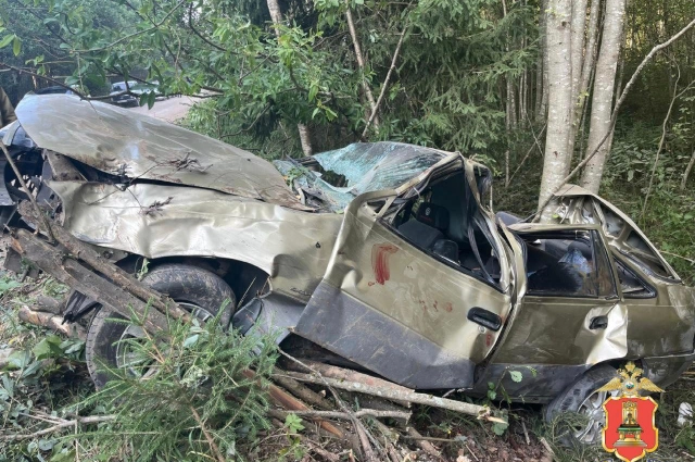 Машина полностью разбита.