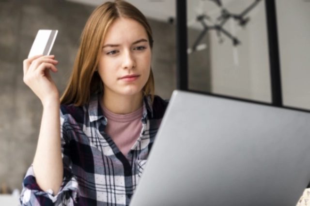 Через ряд манипуляций мошенники получают доступ к банковским картам.