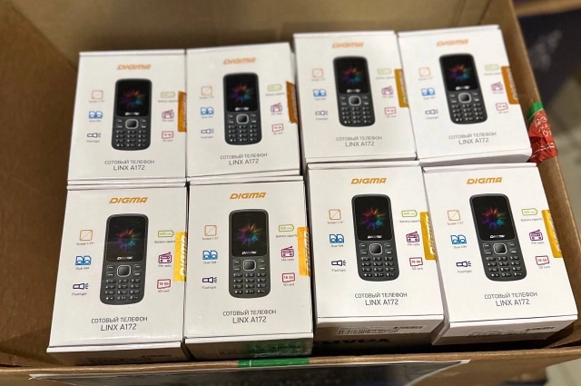 Одна из важных составляющих гуманитарного груза — мобильные телефоны.