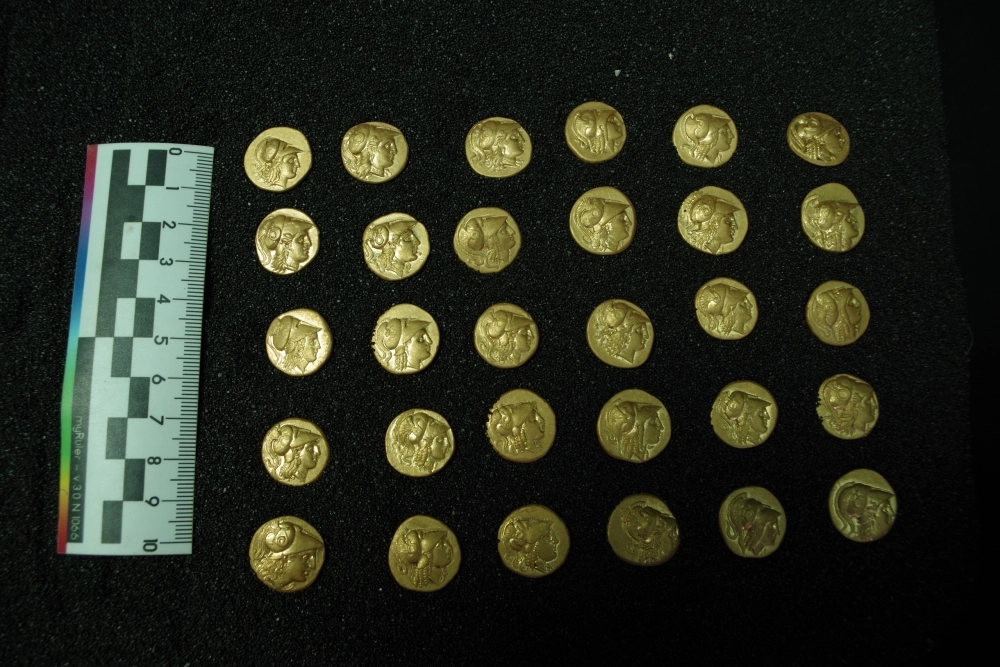 На лицевой стороне монет изображена голова богини Афины в коринфском шлеме, который украшен изображением змеи или грифона.