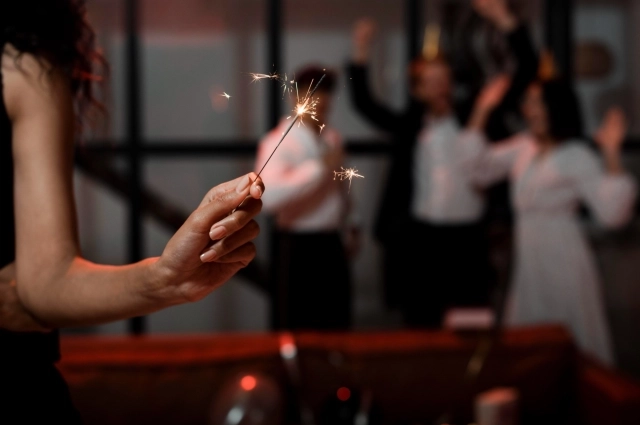 На Новый год лучшим украшением для женщины будет красивое платье, а для мужчины — классический костюм