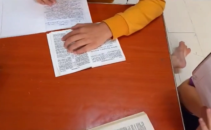 Дети часами читали и механически переписывали Евангелие. Кадр видео из Telegram-канала управления образования администрации Хабаровска