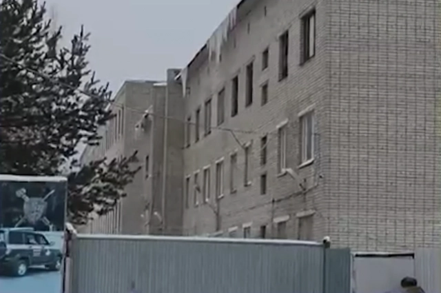 В здании военной полиции обрушились два этажа и чердак.