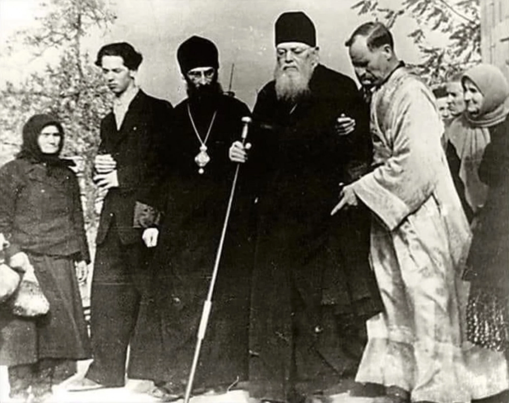 Архиерей Симферопольский и Крымский Лука.