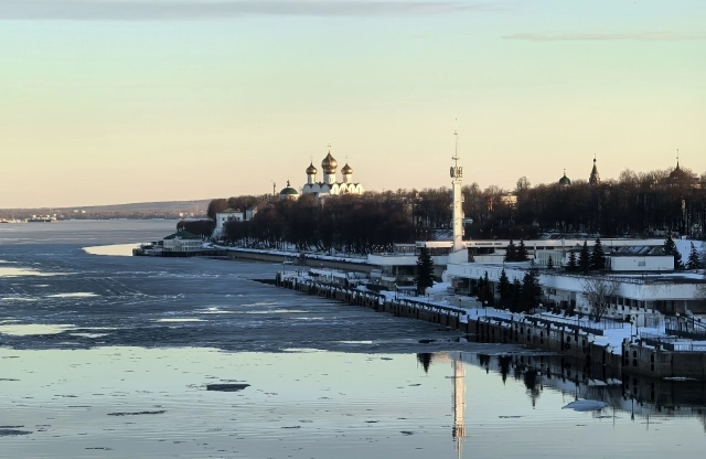 В районе Стрелки ледоход только начинается.
