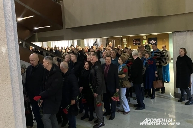 Очередь к гробу.