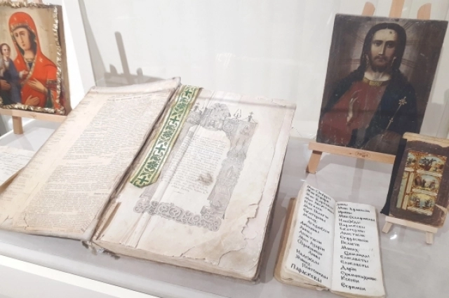 На выставке представлена церковная утварь, книги, иконы.