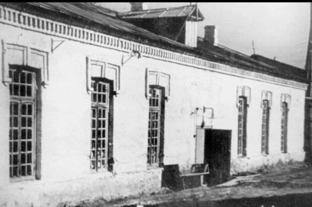 Первая столовая для строителей атомного завода разместилась в помещении корундовой фабрики.