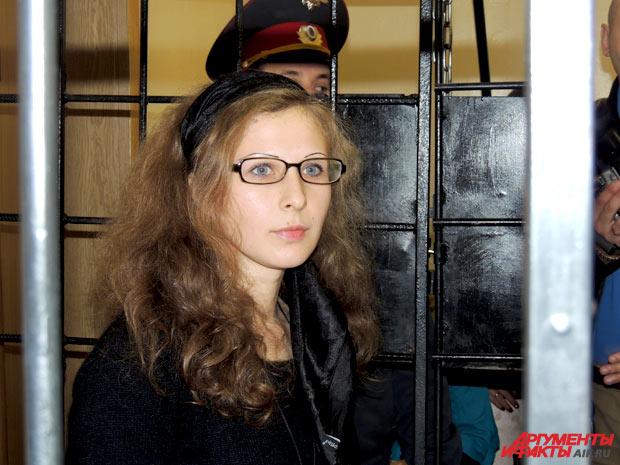 Мария Алёхина появилась в суде в чёрной одежде в знак поддержки Надежды Толоконниковой, объявившей голодовку