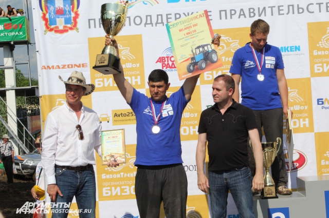 Али Ахметов с Кубком, за его спиной - Александр Гречкин, занявший 2-е место.