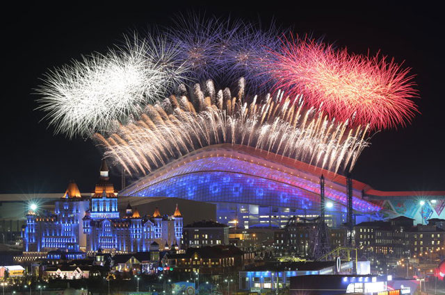 Салют над стадионом Фишт в Олимпийском парке во время церемонии открытия XXII зимних Олимпийских игр