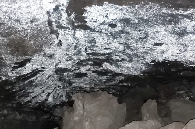 В Серебряной комнате Юрьевской пещеры потолок которой в свете фонариков вспыхивает миллиардами звёздочек. 