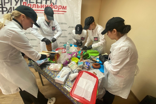 Команда победителей в процессе подготовки бутербродов. 