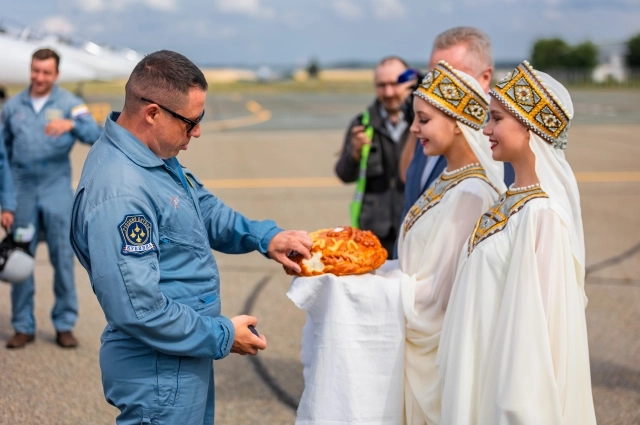 В Барнауле пилотов встретили караваем.