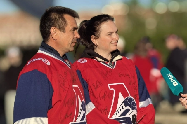 Истинные болельщики — в форме с автографами спортсменов. 