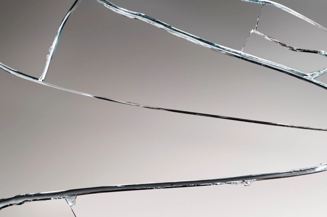 Малолетние вандалы портят чужое имущество.