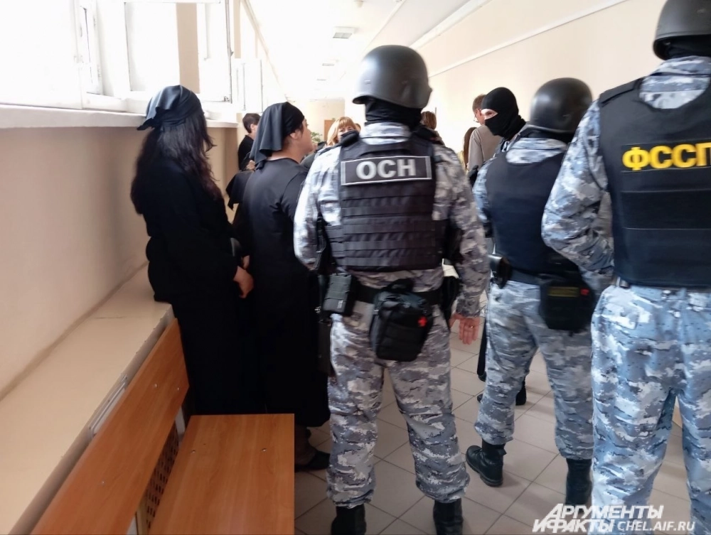 Во время заседания усилили охрану.