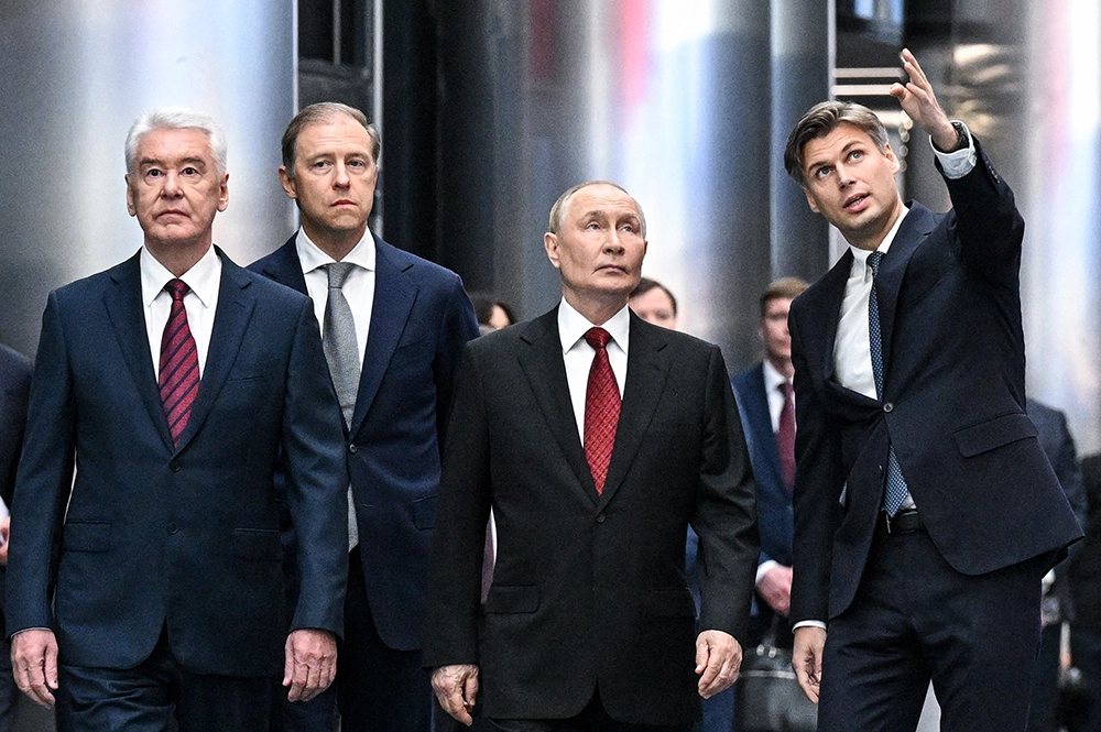 Слева направо: мэр Москвы Сергей Собянин, первый заместитель председателя правительства РФ Денис Мантуров, справа: генеральный директор госкорпорации «Роскосмос» Дмитрий Баканов.