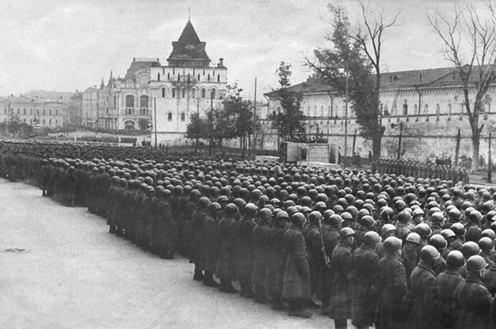 Именно от стен кремля в 1942 году уходила на фронт Горьковская дивизия. 