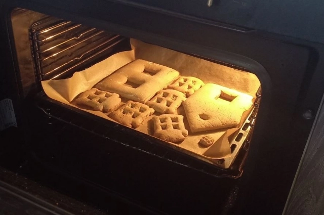 В процессе выпекания детали немного 