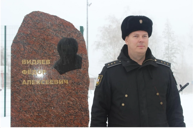 Внук Федора Видяева у памятника своему деду.
