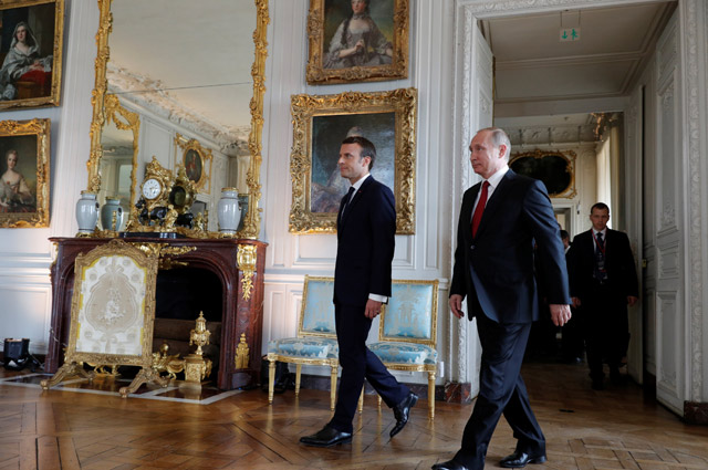Владимир Путин и Эммануэль Макрон в Версале перед открытием выставки «Петр Великий, царь во Франции. 1717 год».