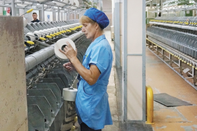 На текстильной фабрике работают 1300 человек.