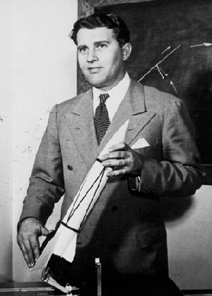 Вернер фон Браун с макетом ракеты Фау-2 