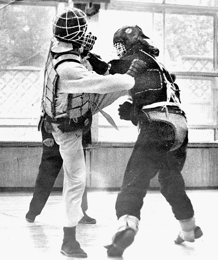 Фрагмент боя в защитных средствах на экспериментальном турнире, 1978 г.