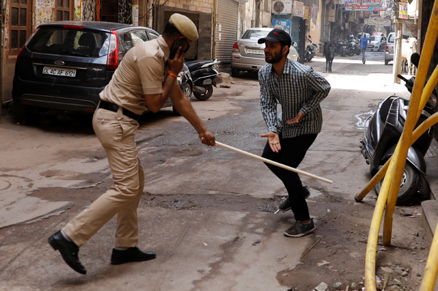 В Индии за нарушение  режима самоизоляции избивают палками.