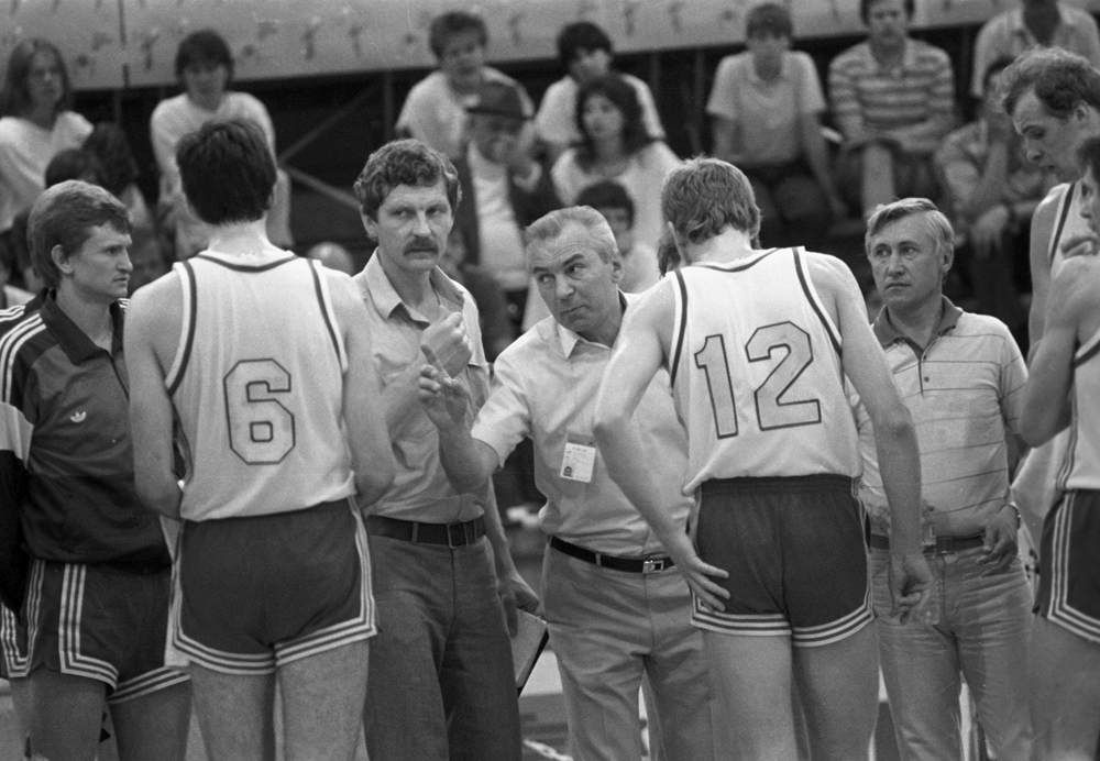 XXIV Чемпионат Европы по баскетболу. Владимир Обухов, старший тренер сборной (в центре справа) среди игроков команды.