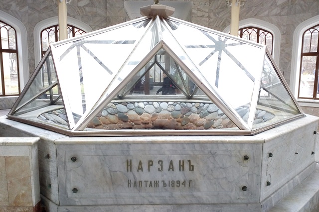 Исторический колодец с кисловодским нарзаном сегодня служит украшением центральной питьевой галереи Кисловодска.