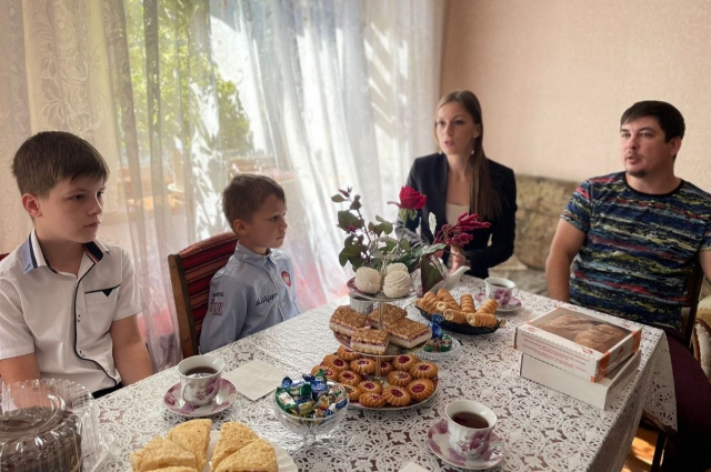 с праздником Андрей Анашкин лично поздравил семью Безруковых из хутора Ленина.