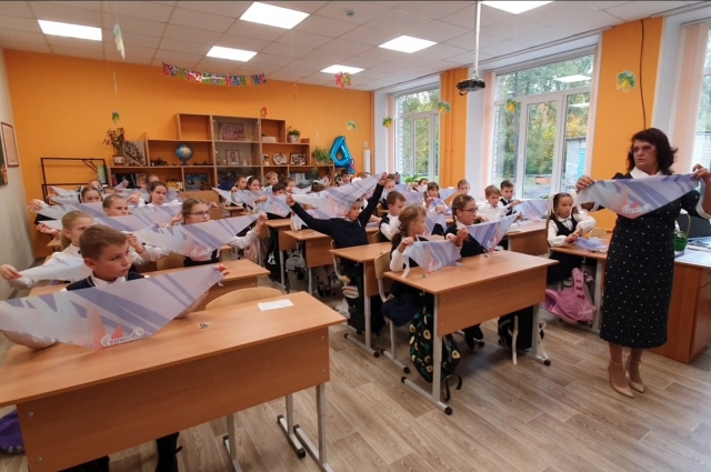 Учитель 4Б класса Надежда Минцева рассказала ребятам, как носить галстук – главный атрибут «орлят».